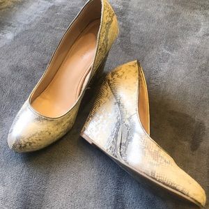Ivory and silver snakeskin wedge